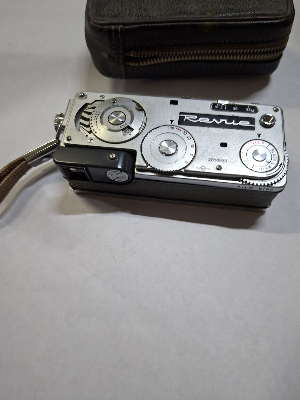 Fotocamera: Vintage Revue Kamera mit Ledertasche – Usato da Grossdietwil venduto da mahsoumi 1