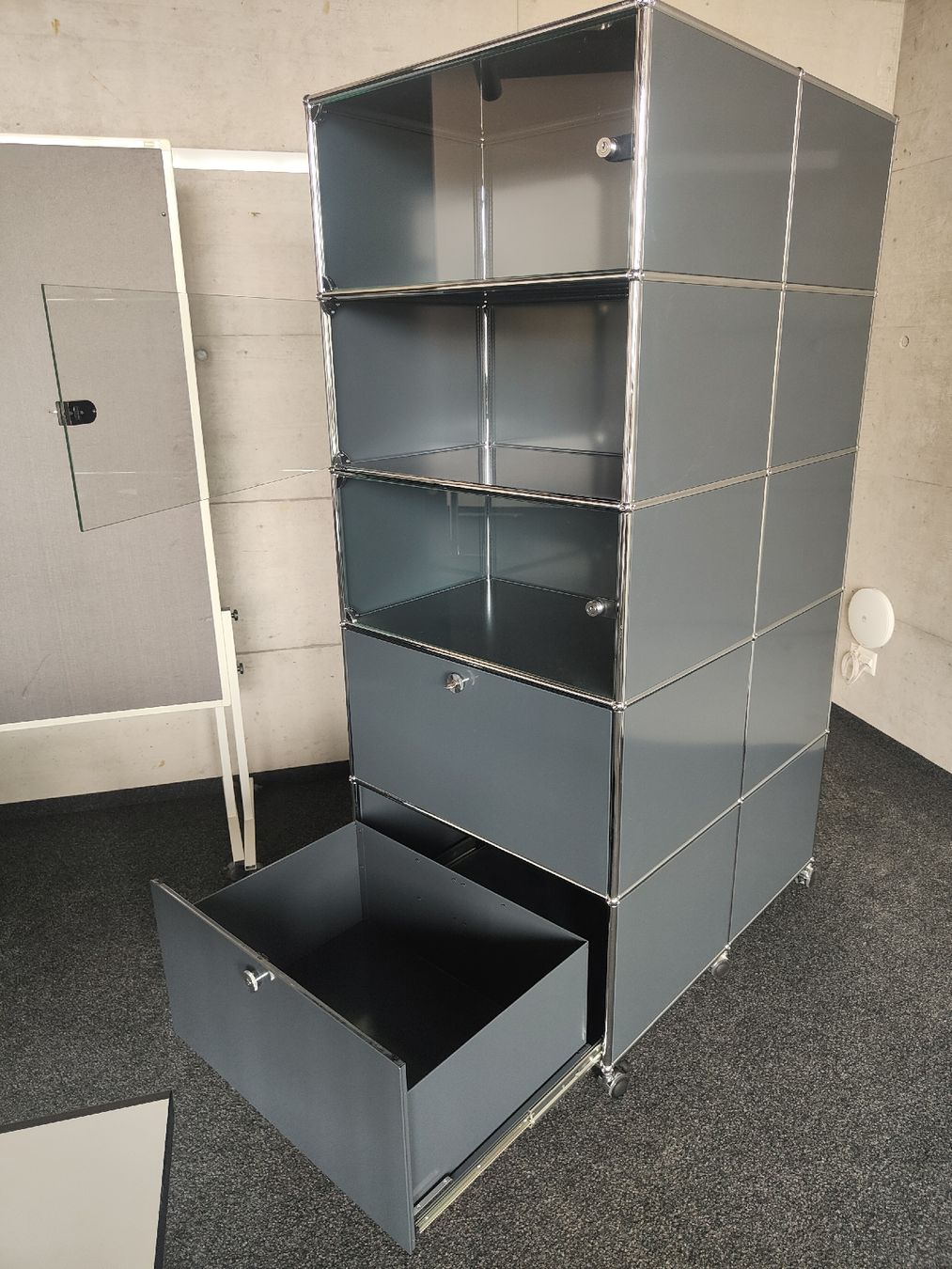 USM Scaffali: USM Haller Roll-Regal Anthrazit Glas mit  2 Schlüssel – Usato da Ehrendingen venduto da Axe31 2