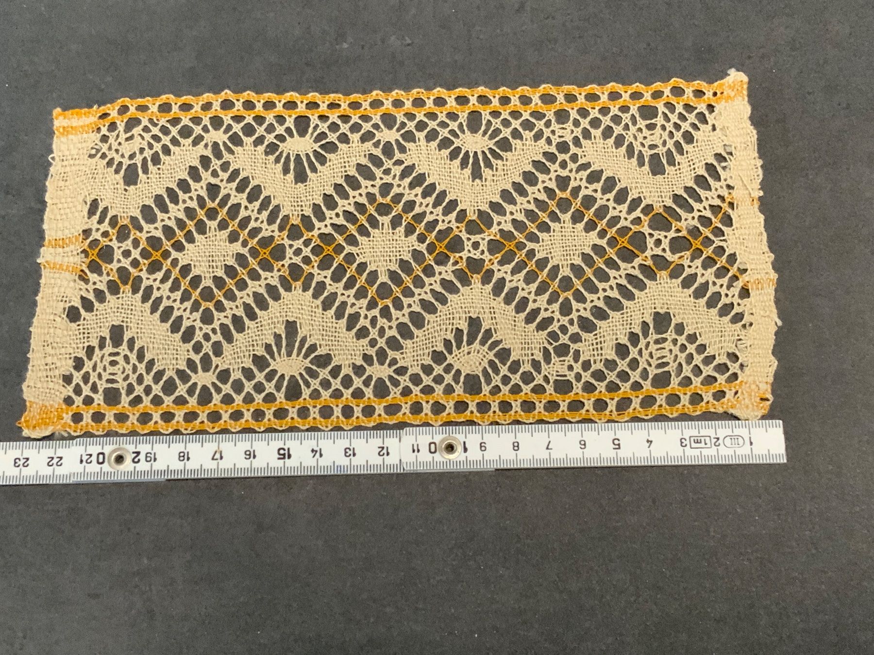 Tutte le decorazioni: Gehäkelte Deckchen, Beige/Orange, Handarbeit, Vintage! – Usato da St.Pantaleon venduto da wys_9wdz 2