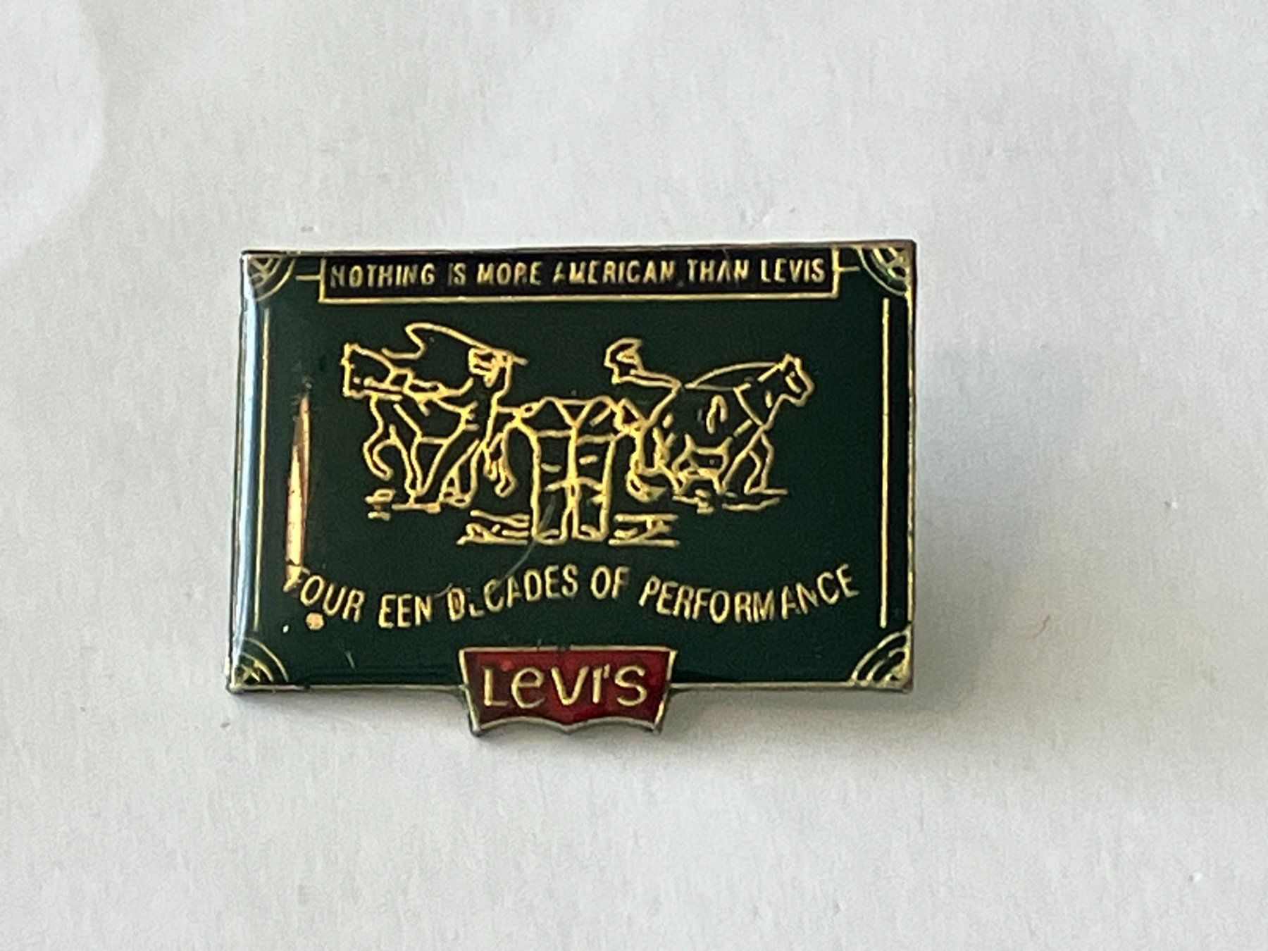 Placchette & Badge: 1 Pin Levi's Jeans – Usato da Basel venduto da djwwpp