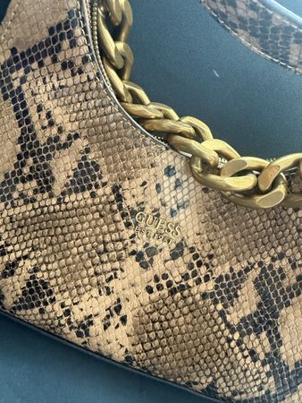 Handtasche Guess Schlangenoptik mit Kette braun neuwertig