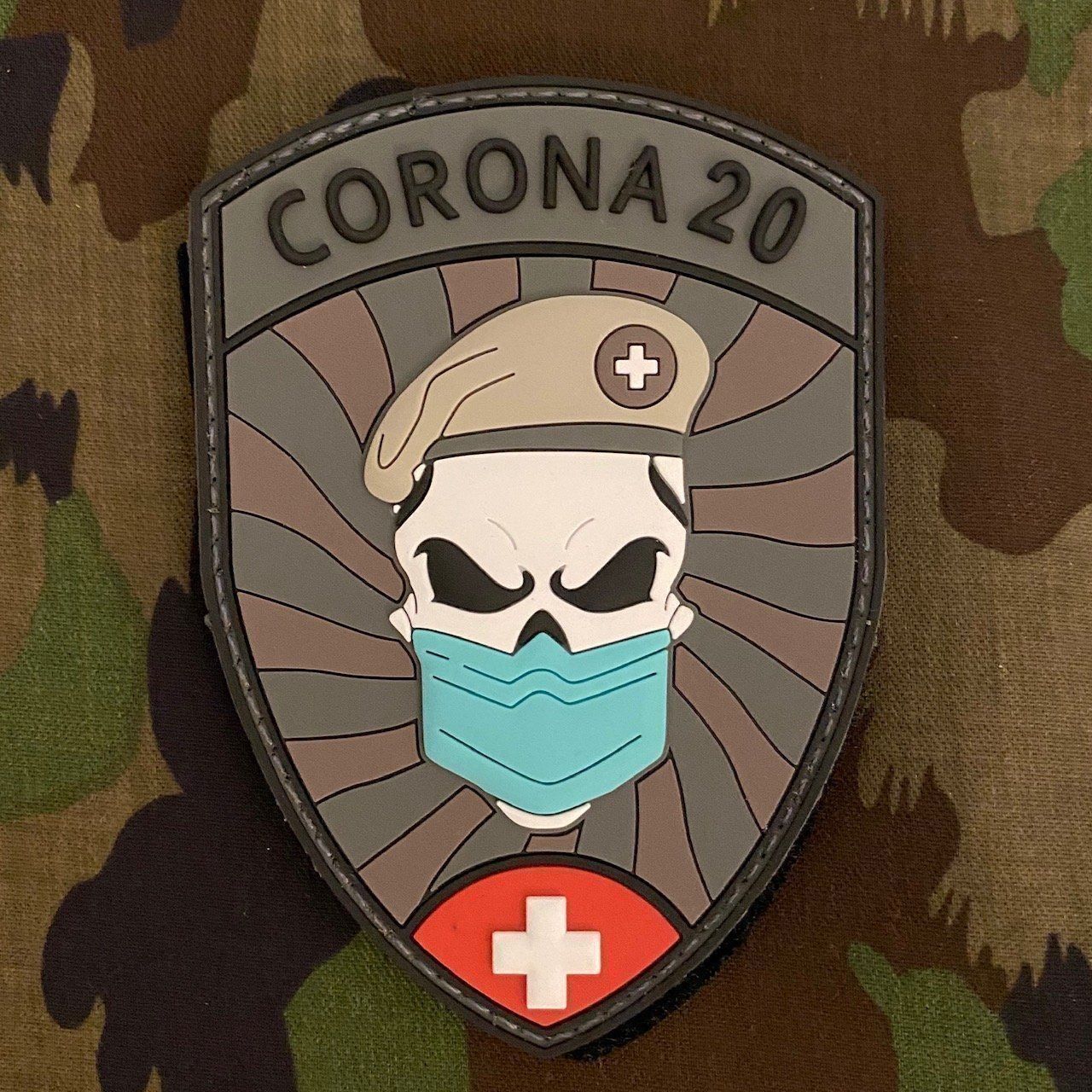Schweizer Armee Plaketten & Abzeichen: 1 Abzeichen Corona 20 Militärpolizei – Neu und originalverpackt aus Genève von Jiday
