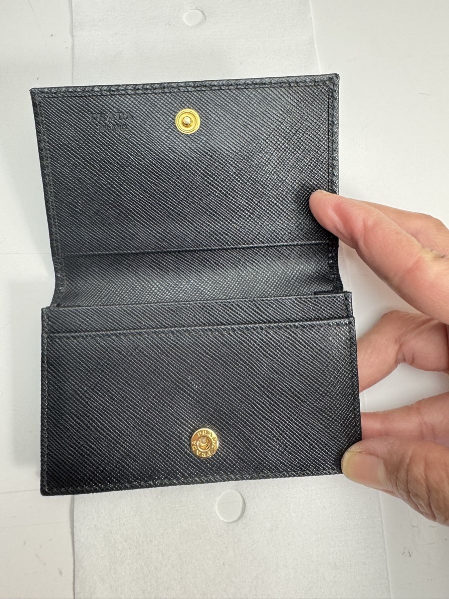 Prada Portefeuilles: Authentic Black Prada Card Holder, with Box - Pristine! – D'occasion à Hurden par rac_wyf8 5