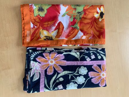 2 Nicki-Tücher/Halstücher mit bunten Blumenmustern