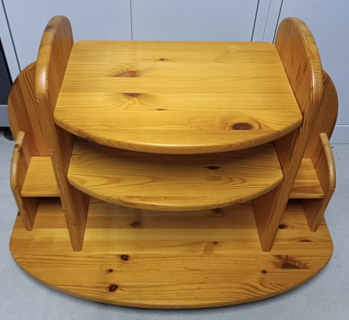 TV Möbel: Massives Kiefernholz TV-Lowboard mit Ablage – Gebraucht aus Wettingen von smz340 1