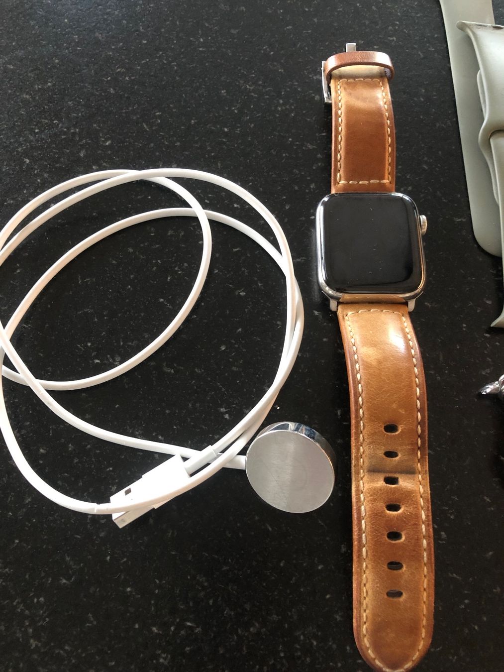 Apple Smartwatch: Apple Watch Series 5 mit 2 Lederarmbänder + 3 Siliconebänder – Usato da Gutenswil venduto da Hermione1 3