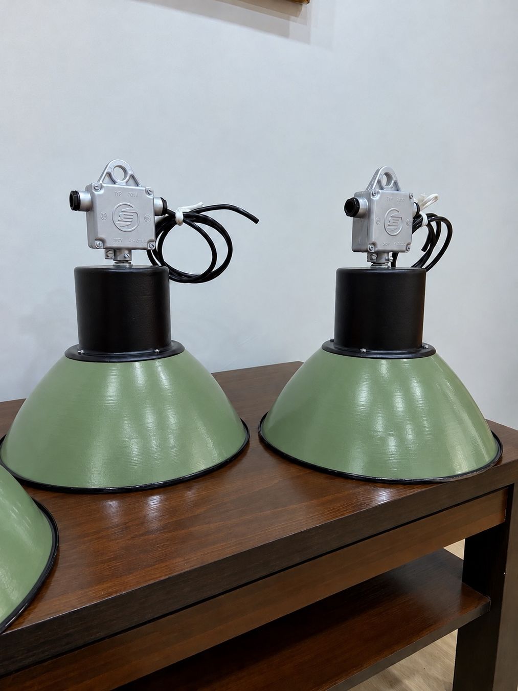 Lampade: 3 alte mintgrün Industrielampen – Usato da Zweisimmen venduto da Belinator1969 6