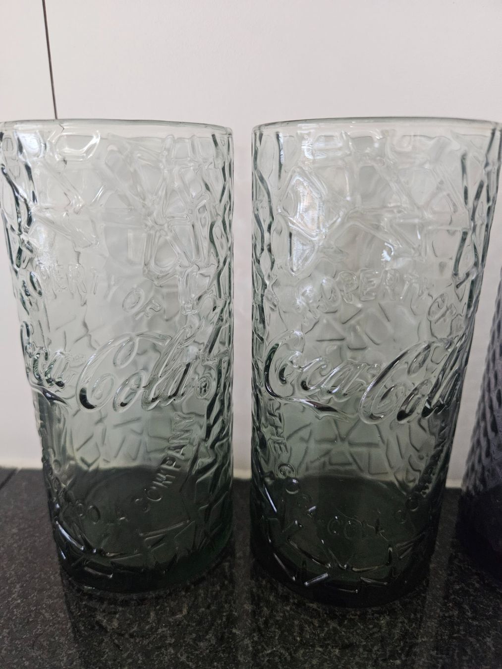 Coca-Cola Bicchieri: Lot de 3 verres Coca-Cola texturé, vert et violet – Nuovo (secondo la descrizione) da Morges venduto da Mlle_Croft_91 2