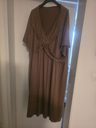 Schönes elegantes Kleid. Altrosa Grösse 6xl 56
