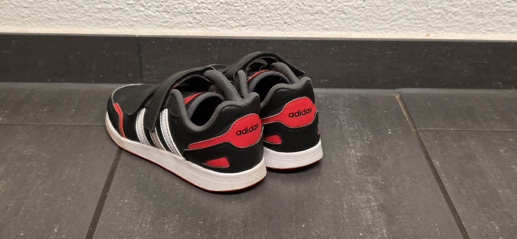 Adidas Scarpe per ragazzi: Adidas Kinder Sneaker Gr 31 – Usato da Stäfa venduto da Espresso_Macchiato 1