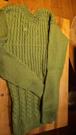 Handgestrickter Wollpullover, ca. Gr. 140, grün