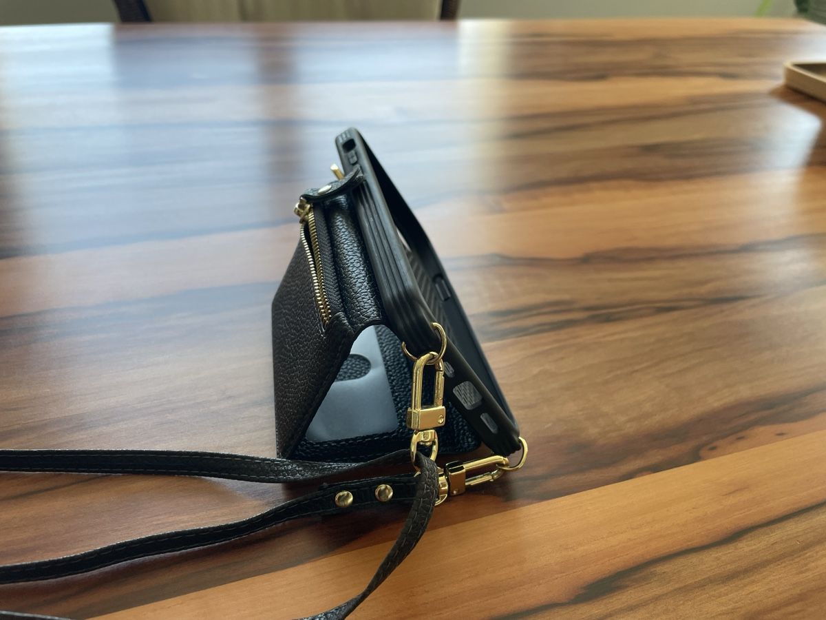 Covers & Schutzfolien: iPhone 12 K-Leder Hülle mit Münz- & Kartenfach + Fingergriff – Gebraucht aus Wil SG von piranha8302 4
