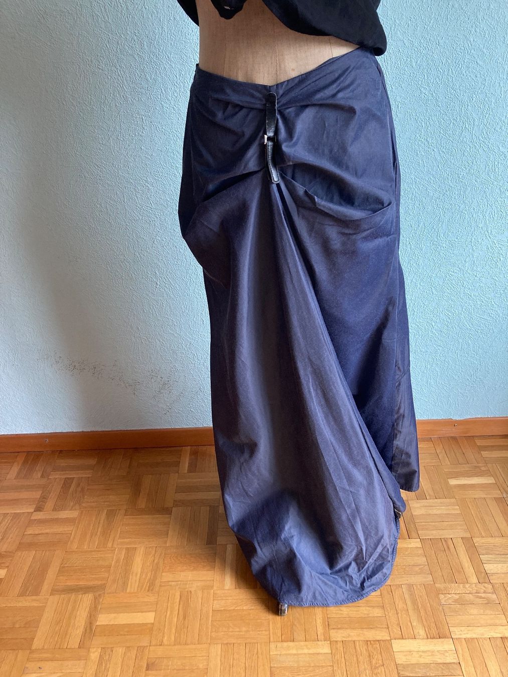 Gonne: Jupe bleue satinée taille 38 – Usato da Genève venduto da ct_fqr8 2