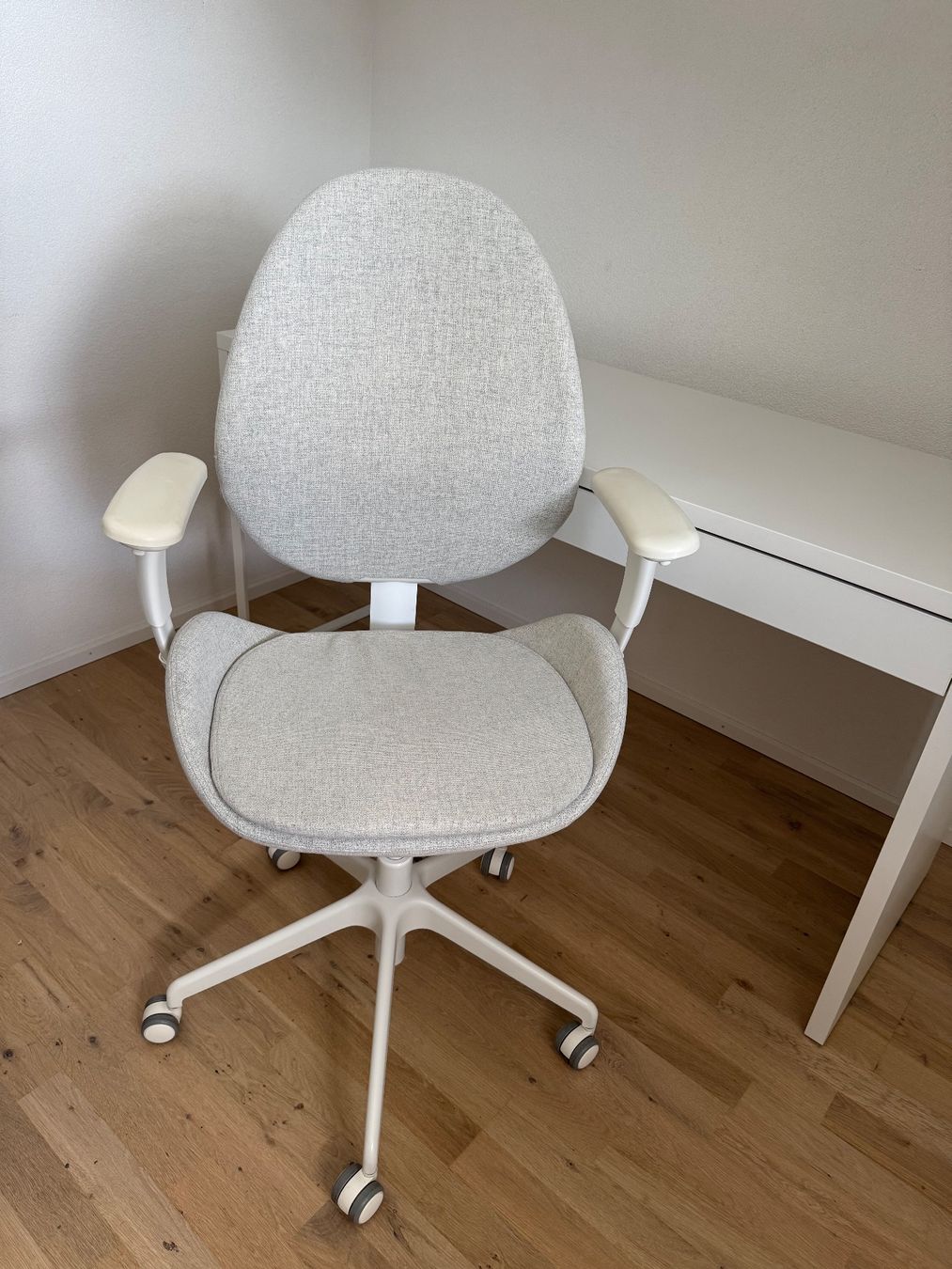Ikea Chaises: Bürostuhl, IKEA HATTEFJÄLL, grau/weiss – D'occasion à Basel par linaschymura 4