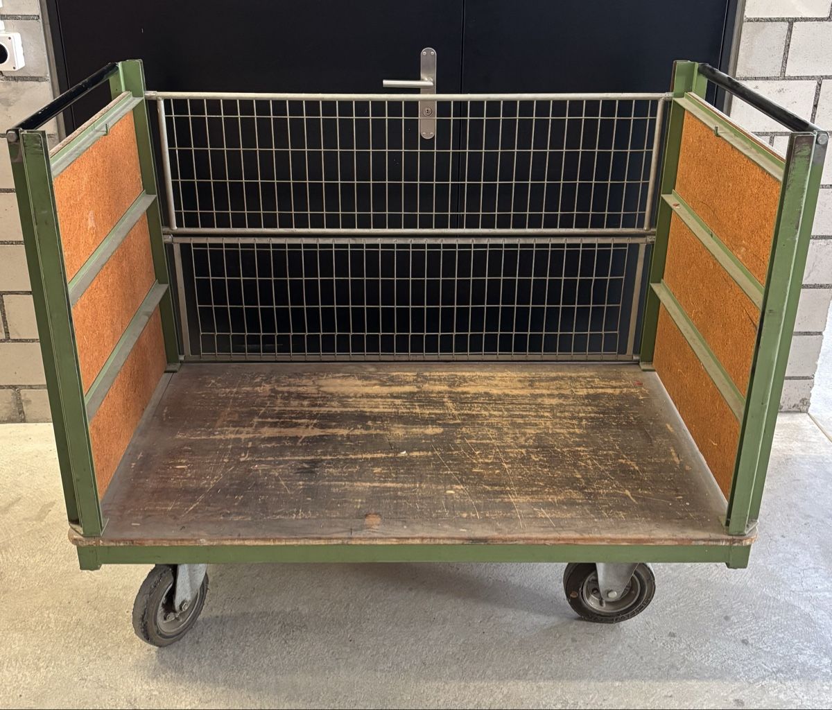 Carrelli di trasporto: Robuster Transportwagen mit Gitter & Holz – Usato da Hünenberg venduto da Trade18