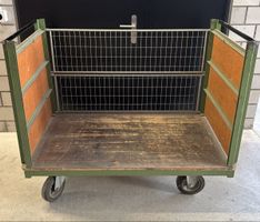 Robuster Transportwagen mit Gitter & Holz