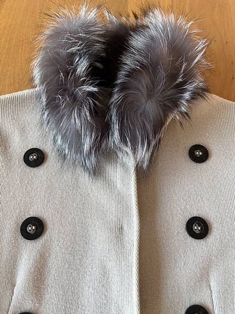 Elegante Strickjacke mit abnehmbarem Echtpelz