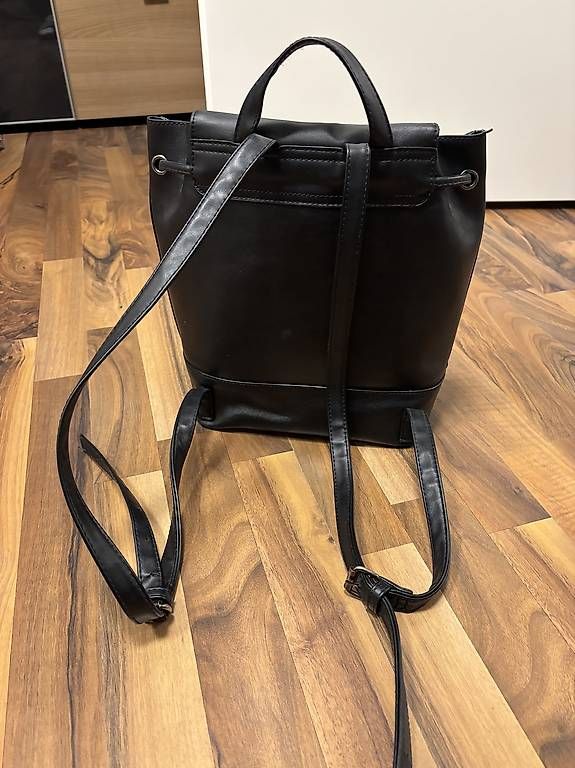 Rucksäcke: Rucksack klein Kunstleder schwarz – Gebraucht aus St. Gallen von mustang96 2