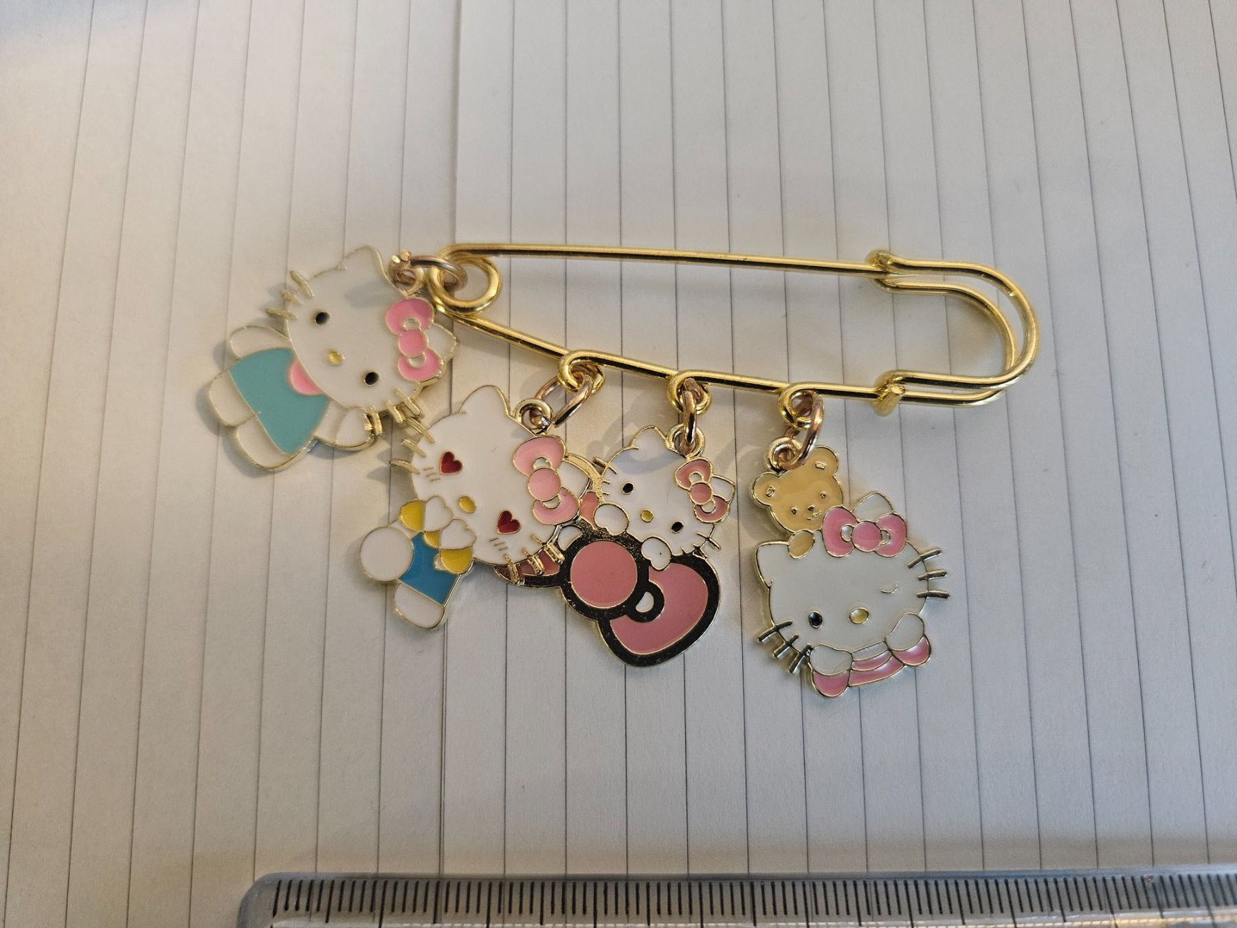 Plaquettes & Badges: Anstecknadel Hello Kitty – D'occasion à Luzern par Lucan_Valerius