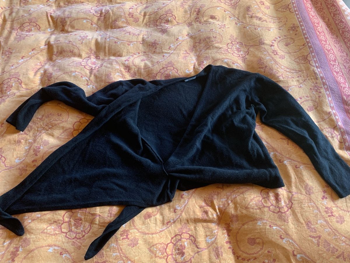 Tops: Pull cache-cœur noir M laine. Madeleine – Gebraucht aus Finhaut von dod 3