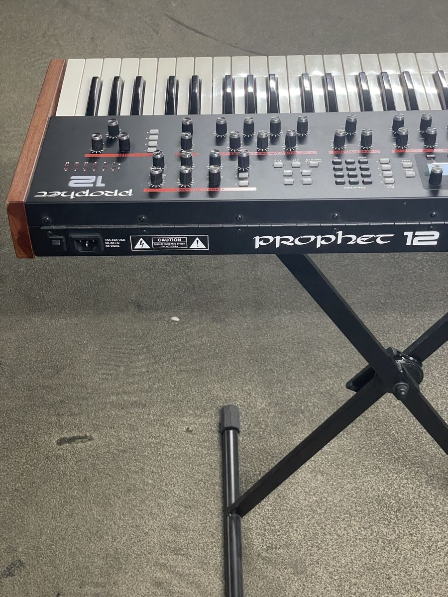 Strumenti musicali: Prophet 12 Dave Smith Synthesizer inkl Case und Ständer – Usato da Zürich venduto da Bjthorsteinsen 5