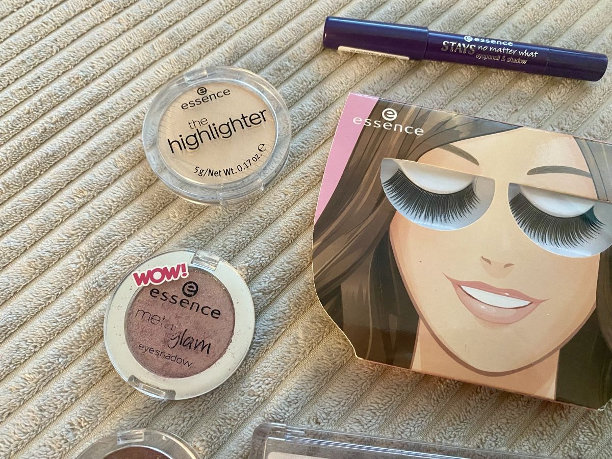 Make-up: Essence Make Up Paket Set Lidschatten Highlighter Blush Glow – Gebraucht aus Langnau am Albis von cynthia.jolene 5