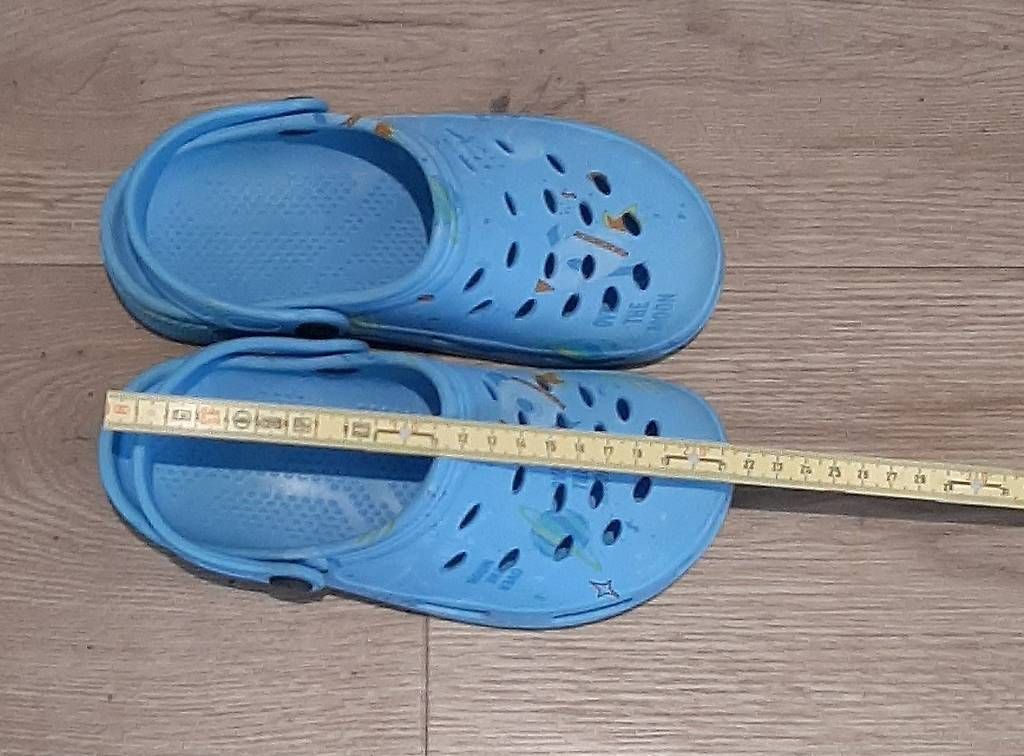 Scarpe per ragazzi: Clog hellblau mit Planetenbilder Gr. 32 – Usato da Bütschwil venduto da enzian008
