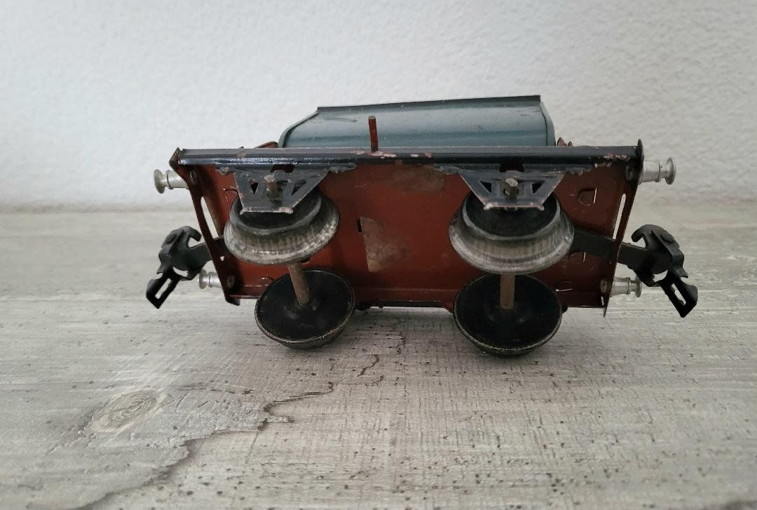 Märklin Modelleisenbahnen: Märklin Spur 0 Güterwagen 1972/0 Kipplore rot – Gebraucht aus Dielsdorf von  6