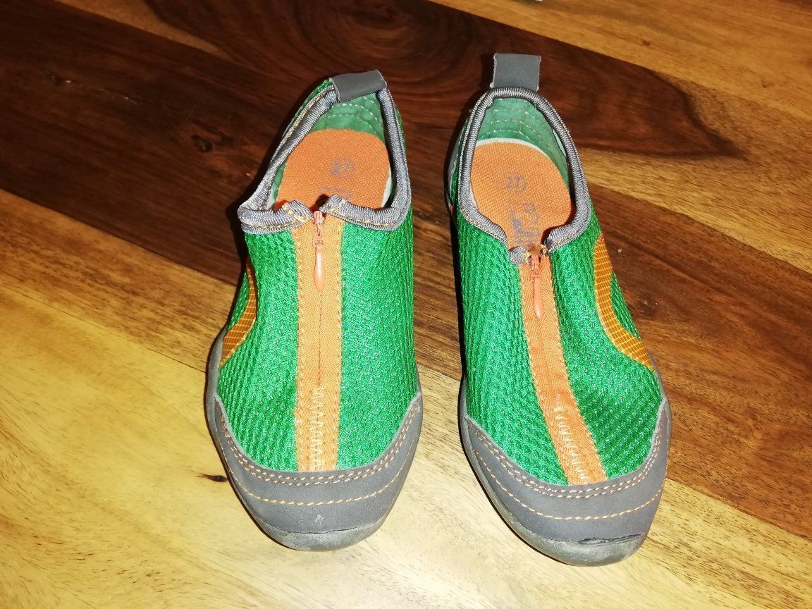 Scarpe per ragazzi: Wasserschuhe Gr. 27 – Usato da Oberrieden venduto da smarties949