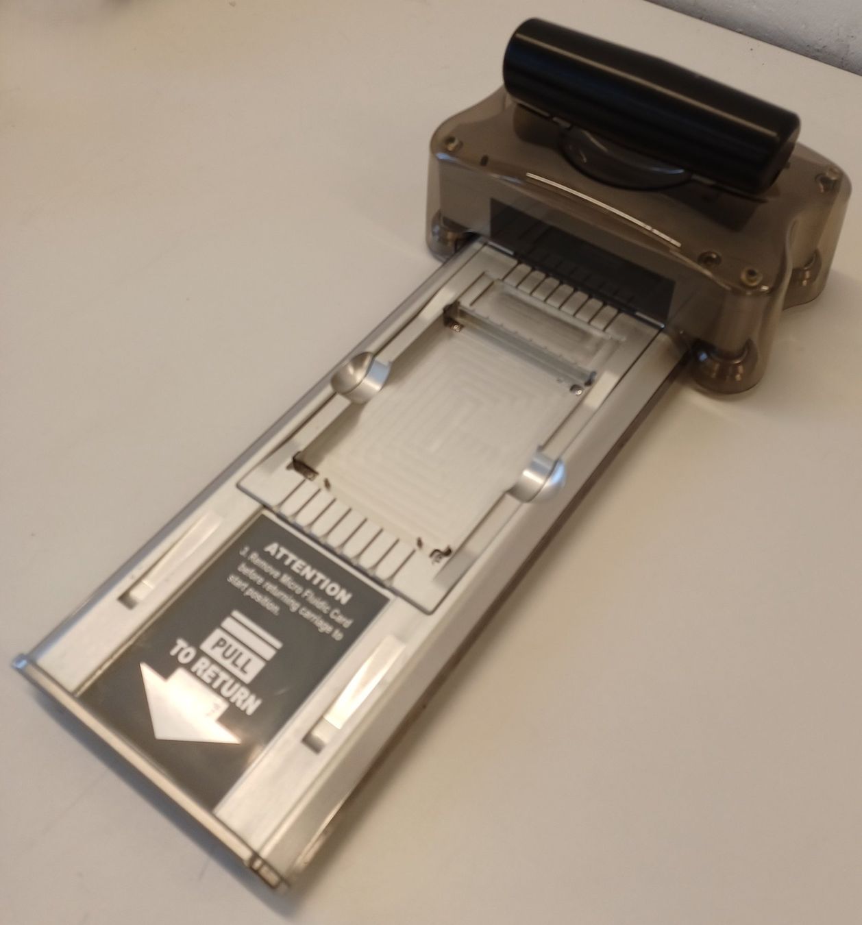 Accessori da laboratorio: Life Technologies Array Card Staker/Sealer – Usato da Niederdorf venduto da LeptonAG_Labor