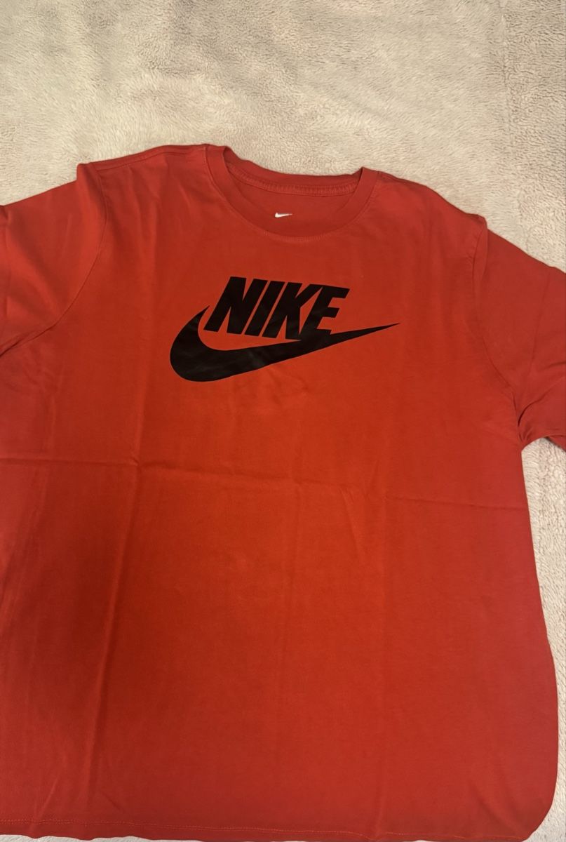 Nike T-shirt: Nike T-Shirt Gr XL rot – Usato da Sissach venduto da User_2405