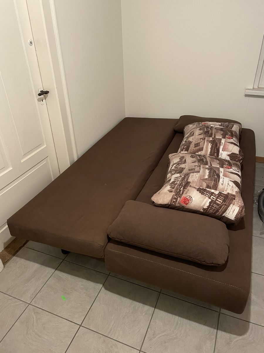 Divani: Bettsofa braun mit 2 Kissen – Usato da Märstetten venduto da Bourne01 2