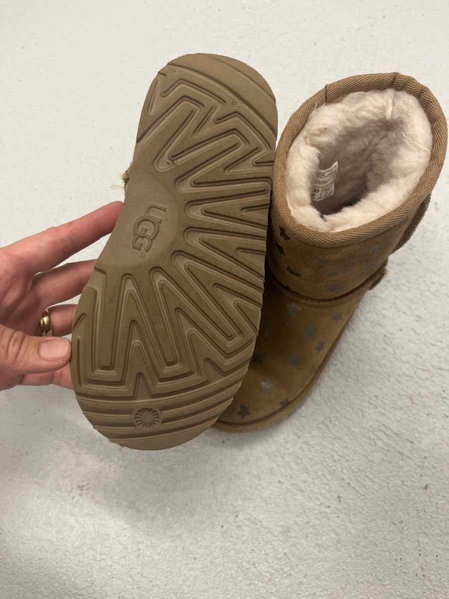 Ugg Schuhe für Jungen: Ugg Kinder Grösse 29 – Gebraucht aus Wald ZH von Julia93 1