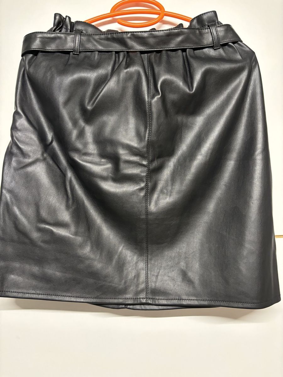 Only Gonne: Schwarzer Kunstlederrock Gr. 38 Paperbag-Stil – Usato da Salenstein venduto da Silly...0 2
