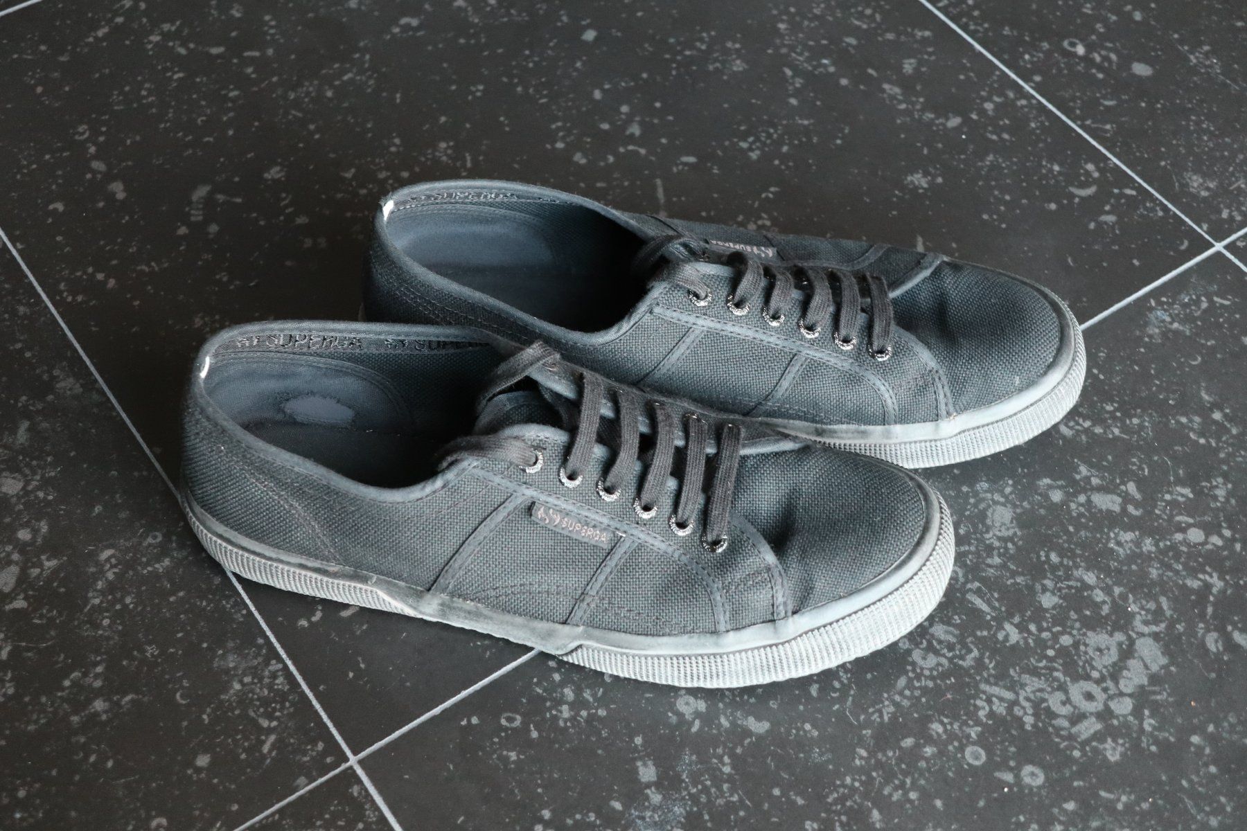 Superga Scarpe da uomo: Superga 2750 Cotu Classic Canvas Total Black Gr. 44 – Usato da Wädenswil venduto da Diddl4u