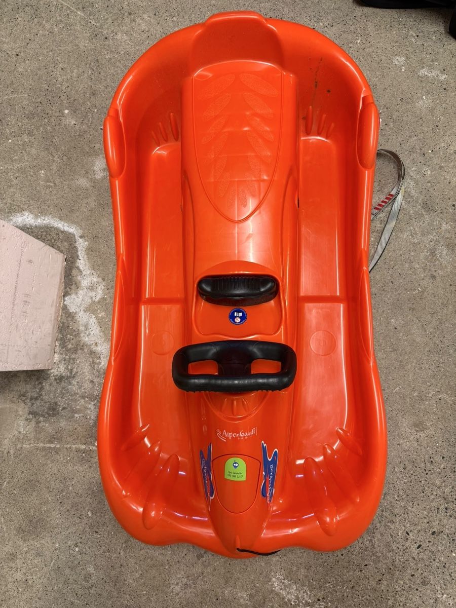 Slitta: Kinderschlitten in orange – Usato da Basel venduto da dgrauwiler 1