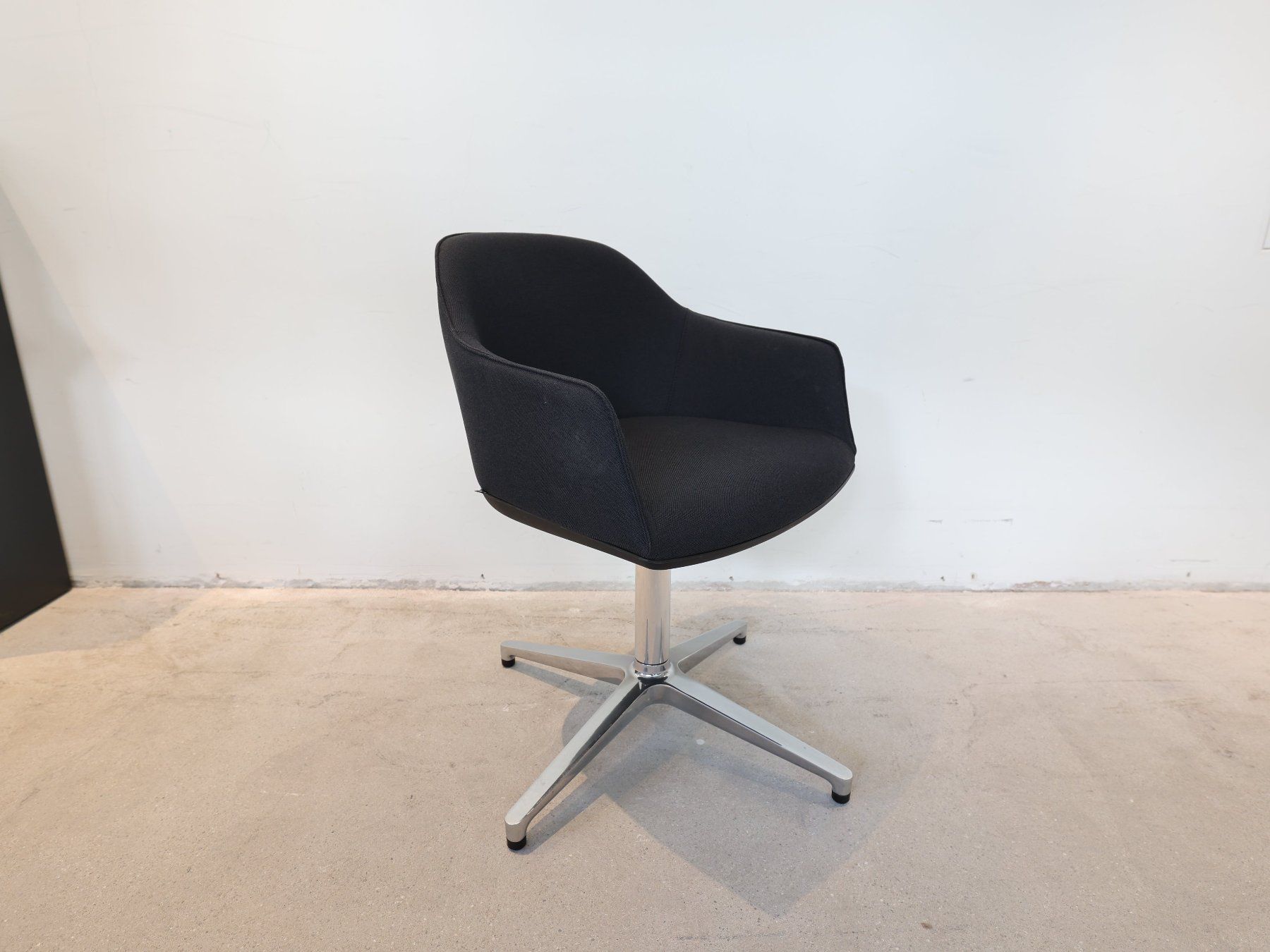 Vitra Poltrone: Vitra Softshell Chair, Vierstern-Untergestell Anthrazit – Usato da Affoltern am Albis venduto da Zapro