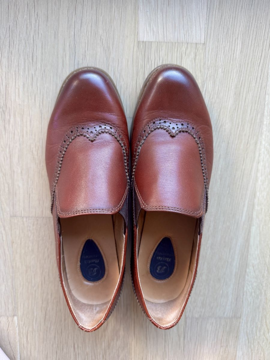 Damenschuhe: Bata Slip-on leather loafers with brogue detailing – Gebraucht aus Dübendorf von Lzz1224
