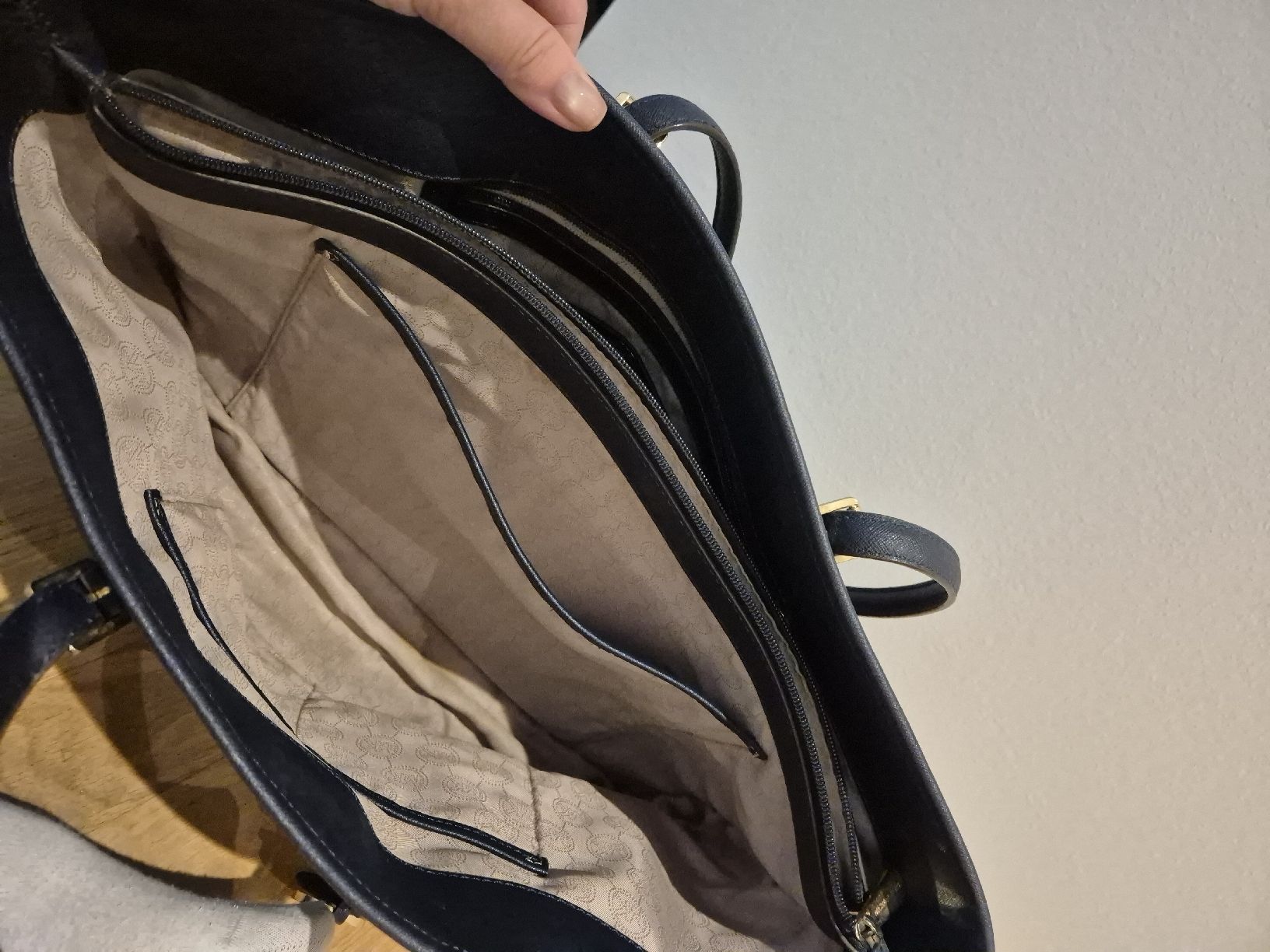 Michael Kors Taschen für Damen: Michael Kors Tote Bag, Navy, Excellent Condition. – Gebraucht aus Basel von and_zvv7 1