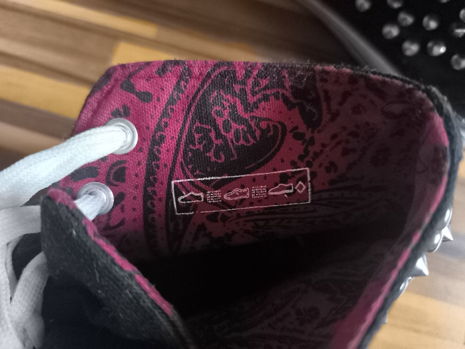 Scarpe da donna: Sneakers mit Nieten Gothic, Punk, Emo – Usato da Fischbach LU venduto da BuBri 3