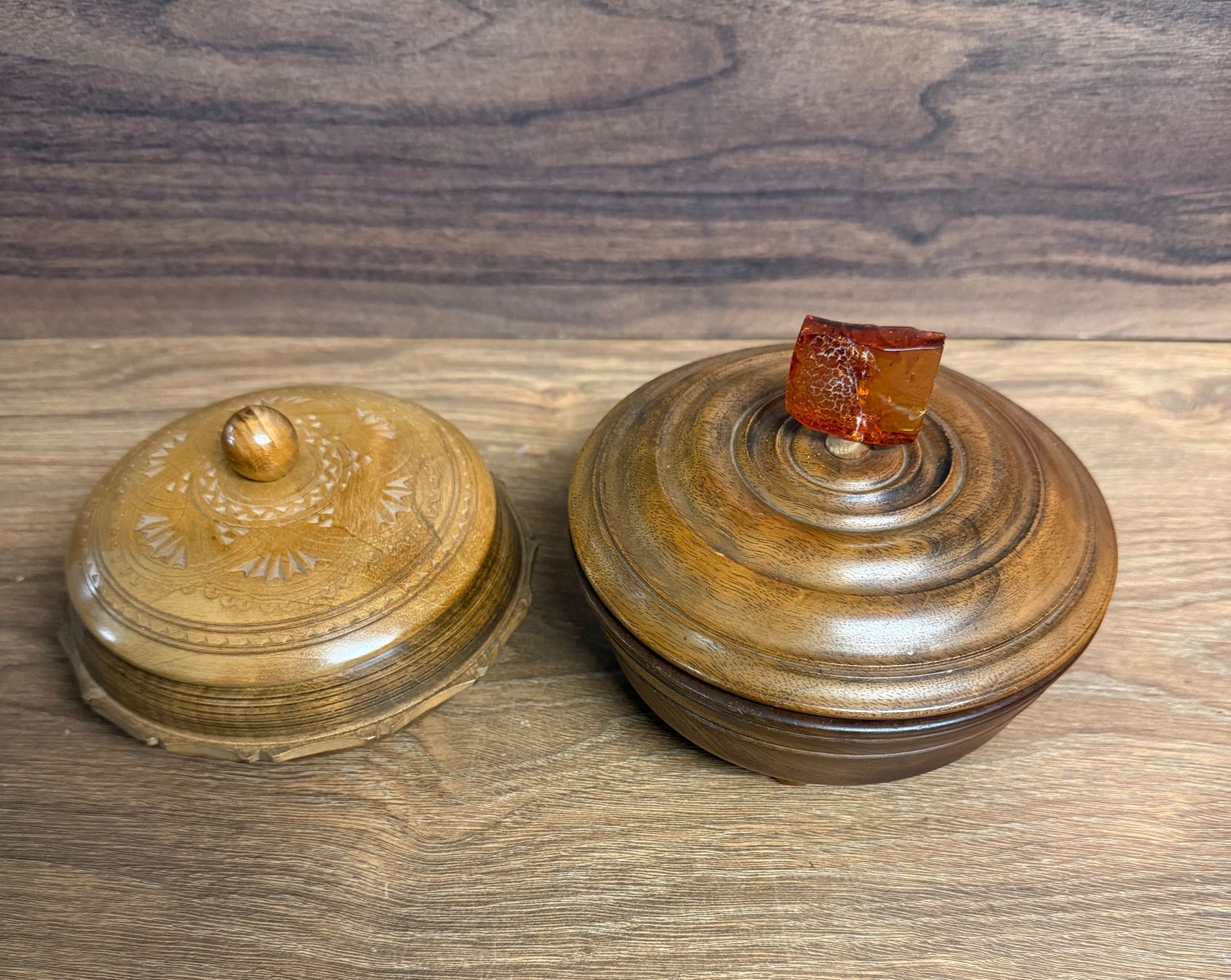 Ciotole: 2 antike Holzschalen mit Deckel, verschiedene Designs – Usato da Nussbaumen AG venduto da olitech5415 2