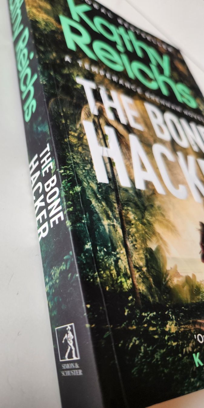 Bücher: BOOK The Bone Hacker by Kathy Reichs ENGLISH – Gebraucht aus Frauenfeld von Lunarlilac 2