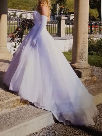 Hochzeitskleid Brautkleid mit Perlen bestickt und Zubehör