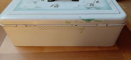 antiker Brotkasten Metall weiss bemalt mit Ornamenten