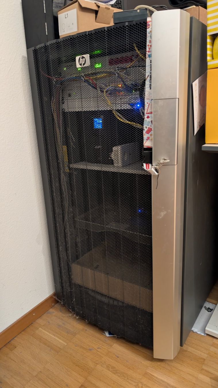 Racks & Supports: Orginales HP Serverrack 22HE – D'occasion à Hochdorf par Teftan
