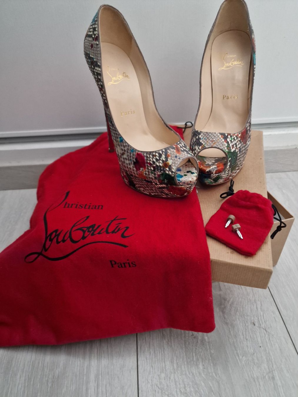 Christian Louboutin Chaussures femmes: Escarpins Louboutin Python Carnaval – D'occasion à Thônex par mar_k9n5