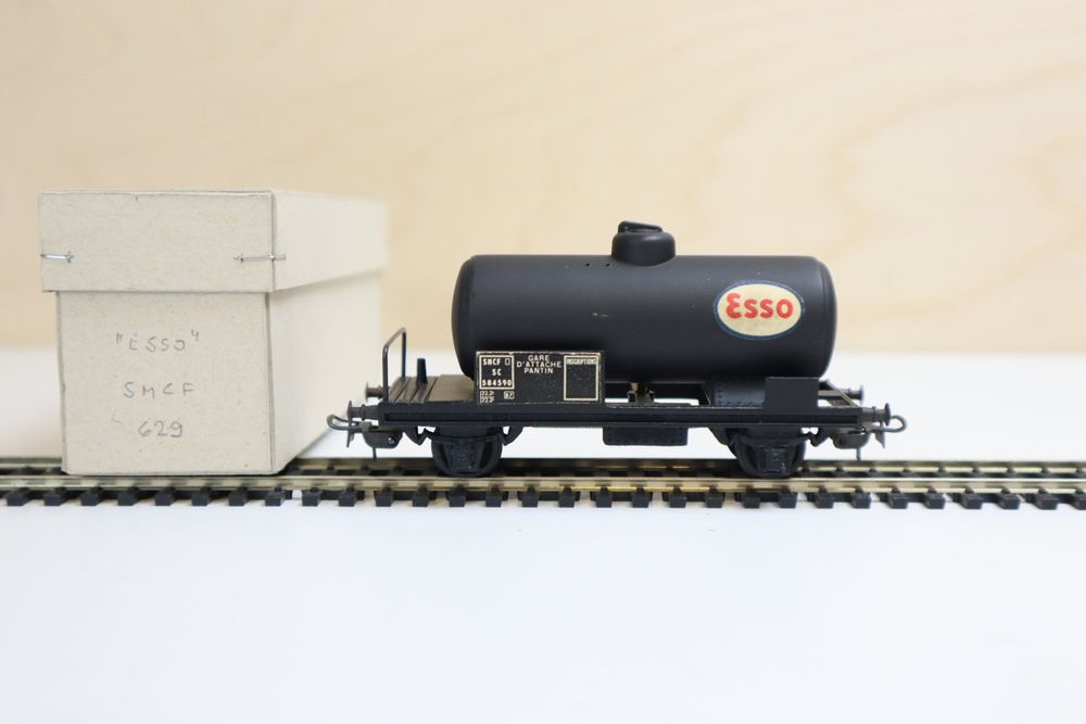 Le wagon citerne Esso a bogies en miniature par Jouef au H0
