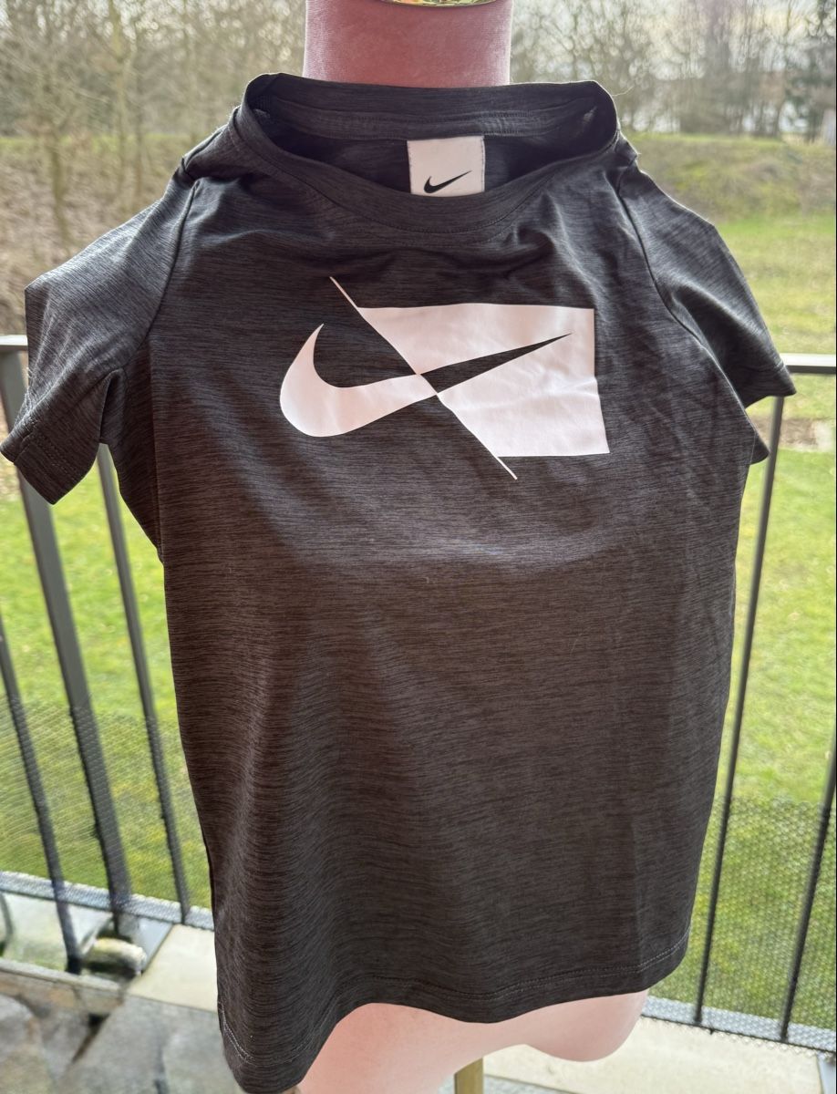 Nike T-shirt: Nike T-Shirt Kinder 122-128 – Usato da Allschwil venduto da Artur15 1
