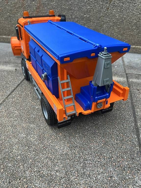 Giocattoli: Bruder Winterdienst / Schneepflug mit Salzer – Usato da Eschenbach SG venduto da Nadja0204 3