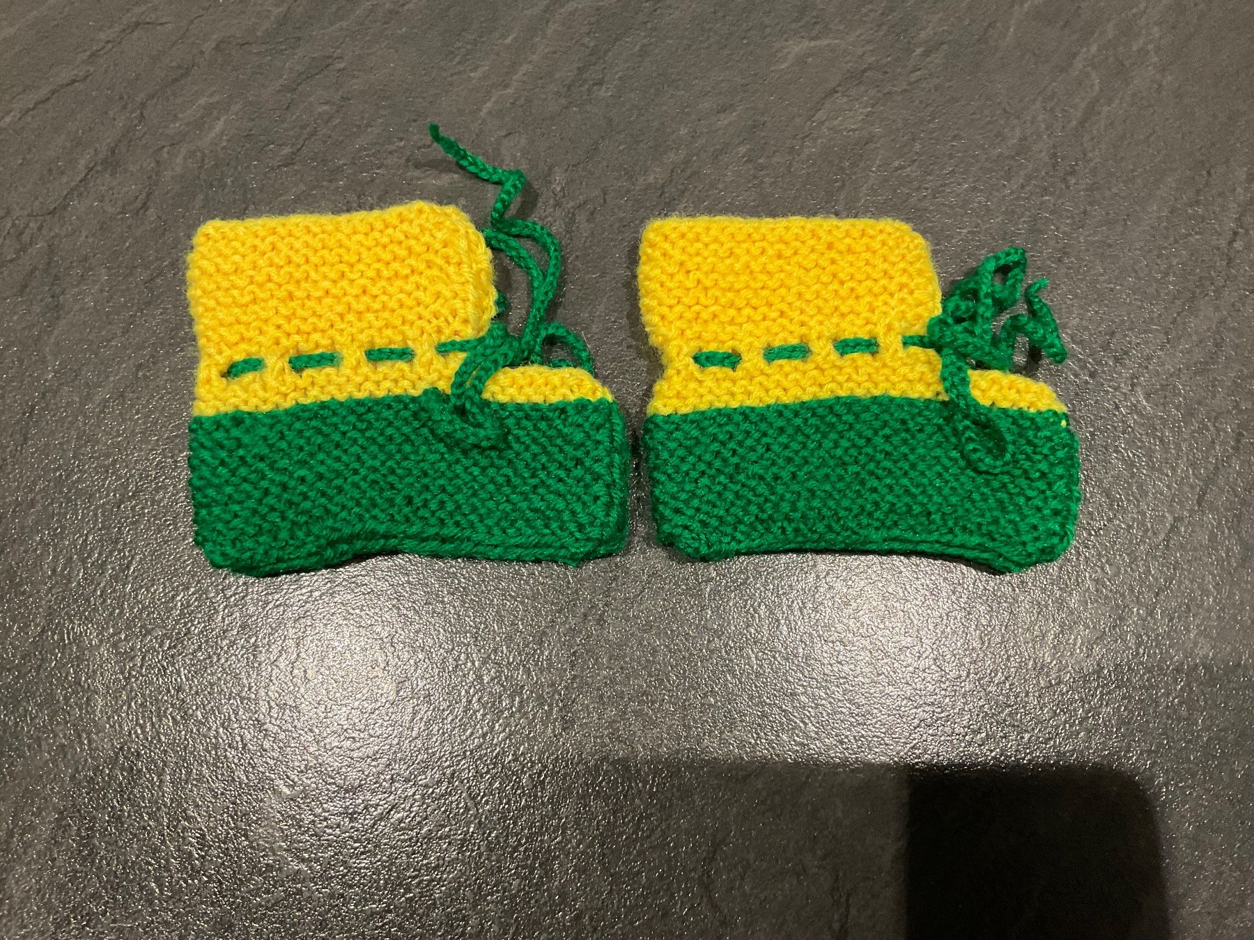 Calze per bambini: Handgestrickte Baby-Finkli – Nuovo (secondo la descrizione) da Wetzikon ZH venduto da FeeF